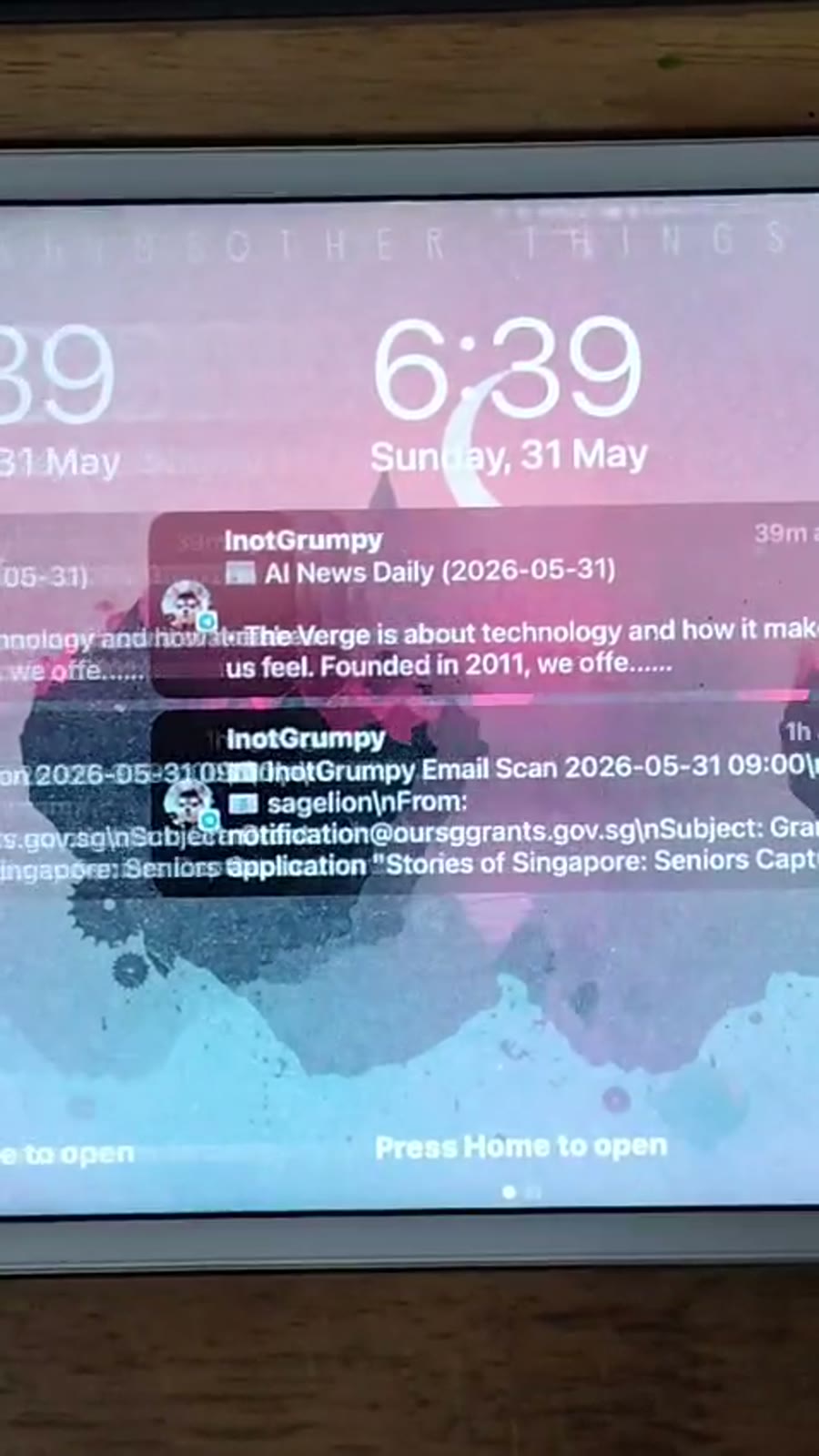 A phone jammed with unmanaged alerts